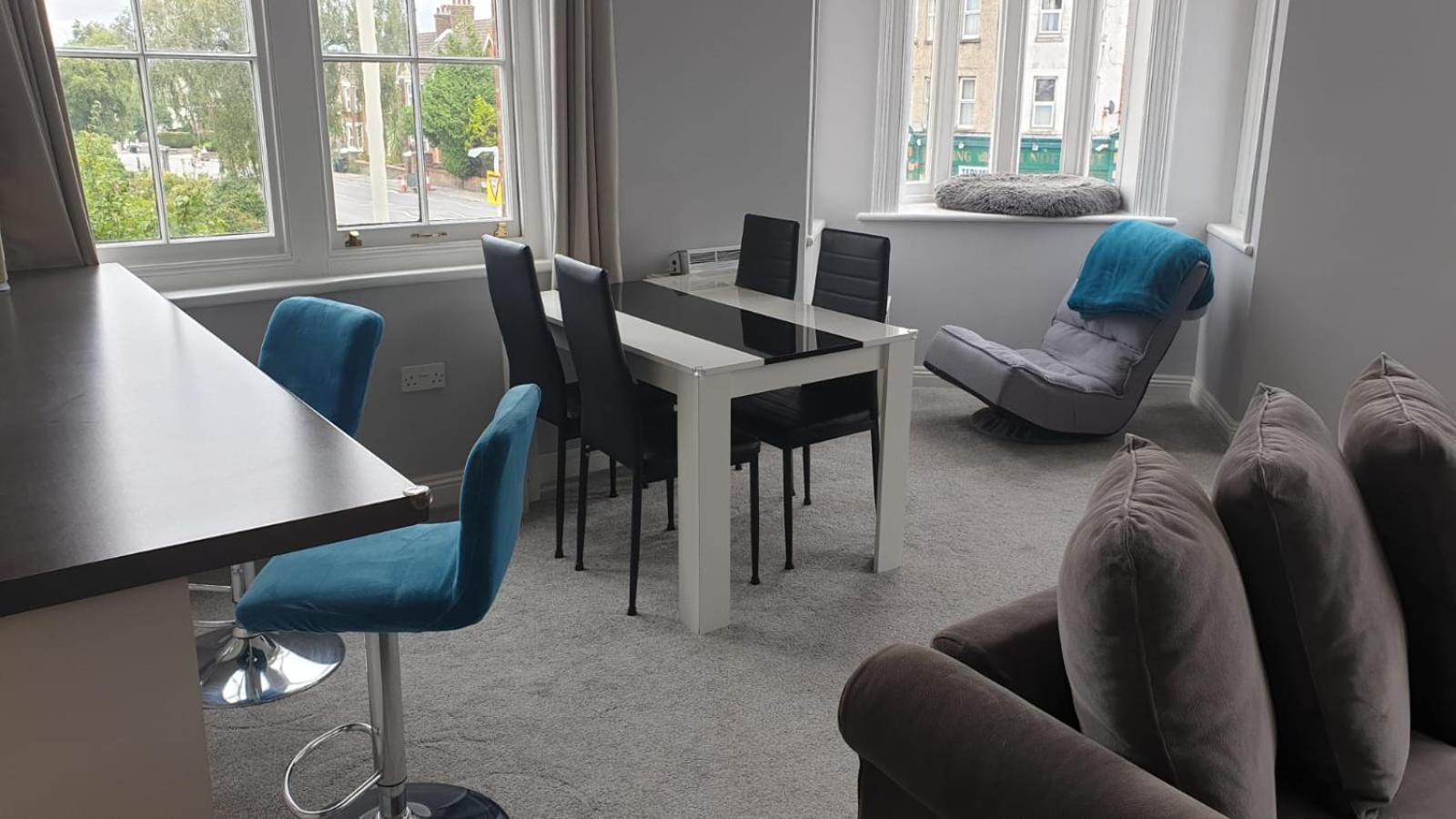 Lovely 2 Bed 2 Bath Flat With Free Parking Пул Екстер'єр фото